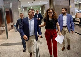 El cántabro Fernando Martín, junto a la ministra Mónica García.
