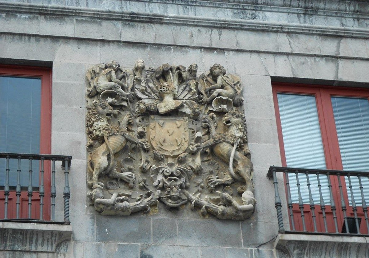 Comienzan las obras de restauración del Escudo de Armas del Ayuntamiento de Castro Urdiales