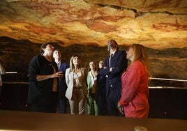 Pilar Fatas explica las pinturas de la neocueva al ministro en presencia de Sáenz de Buruaga y Eugenia Gómez de Diego