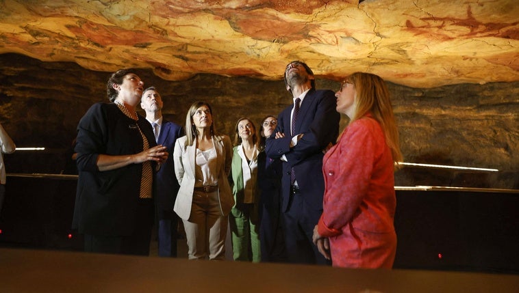 Pilar Fatas explica las pinturas de la neocueva al ministro en presencia de Sáenz de Buruaga y Eugenia Gómez de Diego