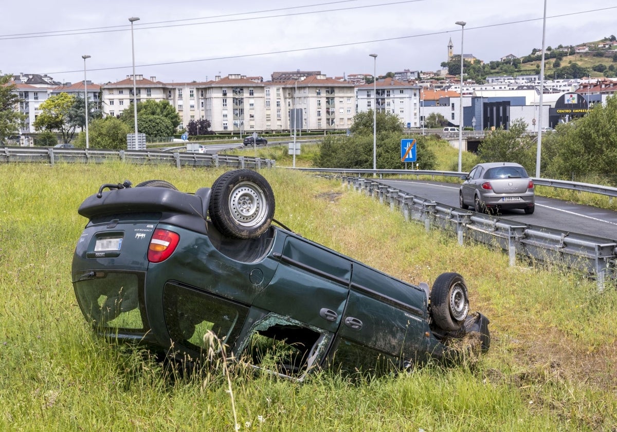 El misterio del coche volcado hace 21 días en el Primero de Mayo