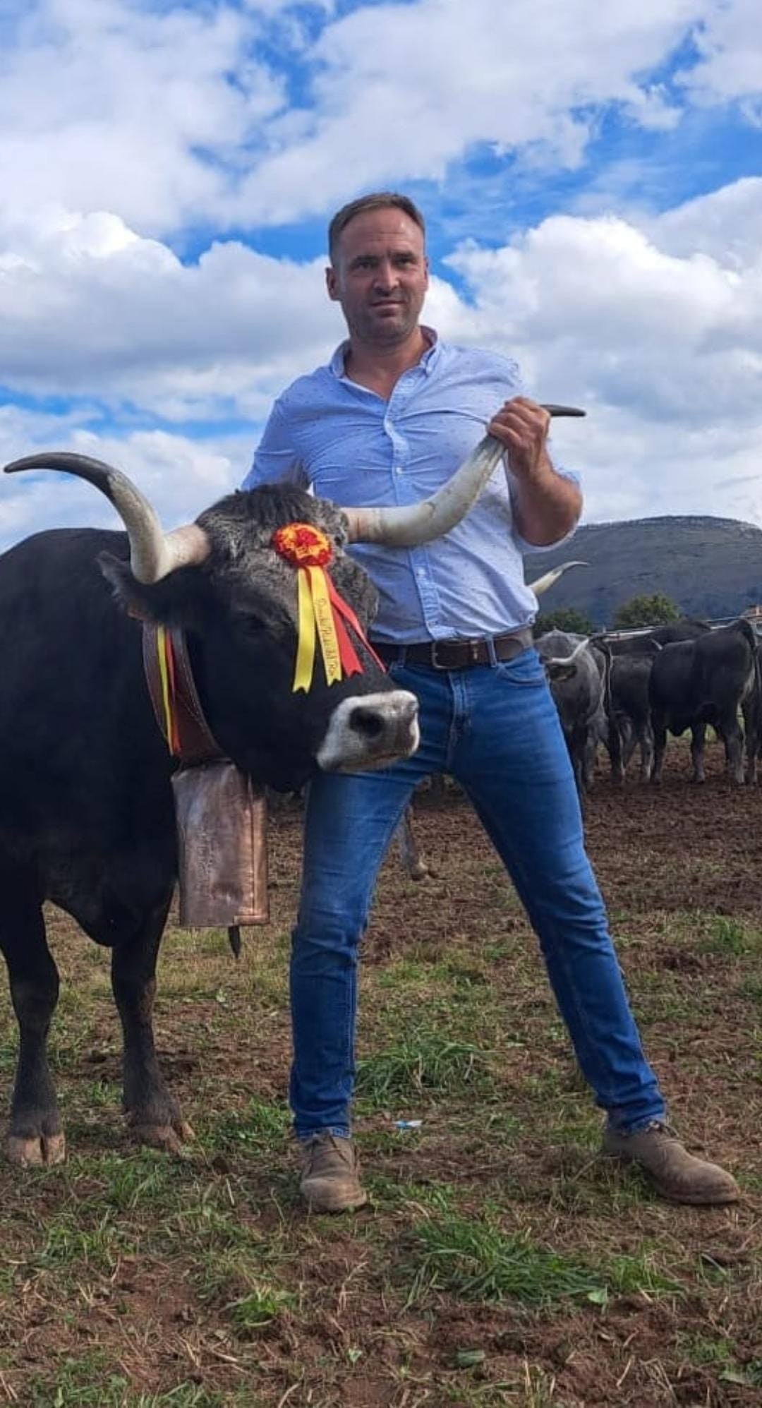 Chema Ruiz 'El Taty', de San Felices de Buelna, posa junto a 'Chata', campeona de España en 2024 y que tiene seis años de edad.