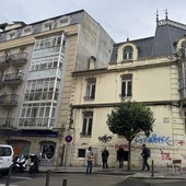 El edificio que sale a subasta, ubicado en la calle del Sol esquina con Lope de Vega.