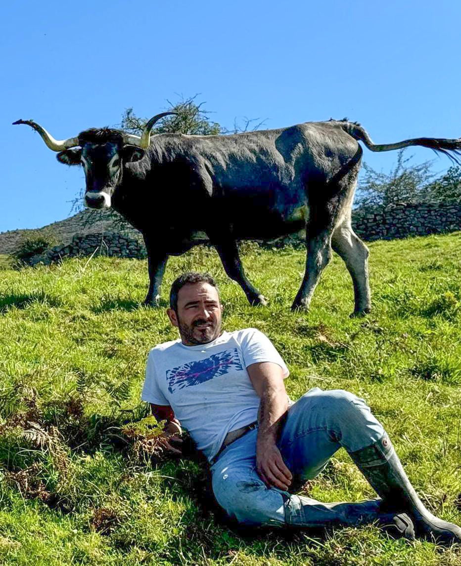 Miguel Álvarez Serdio, de Cires (Lamasón), junto a 'Muñeca', una tudanca de seis años.