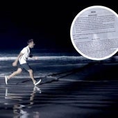 Fotograma del vídeo de Montoya corriendo por la playa y, en detalle, el texto que cayó en la PAU en Cantabria.