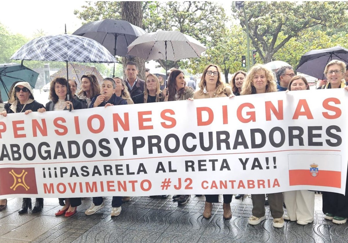 Abogados y procuradores cántabros concentrados ayer frente a la Delegación de Gobierno.