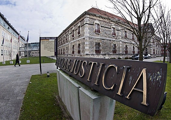 Acceso al complejo judicial de Las Salesas donde están ubicados los cinco juzgados de instrucción de Santander.