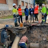 El consejero y el alcalde de Laredo supervisan las tuberías de abastecimiento del municipio.