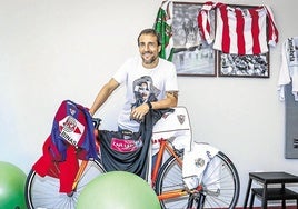 César Caneda posa con varias camisetas de sus exequipos.