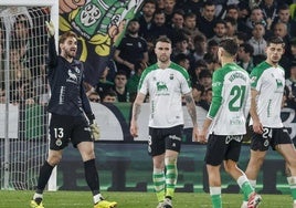 Jokin Ezkieta da instrucciones a sus compañeros en un partido disputado en El Sardinero.