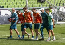 Hugo Camarero, Pablo Rodríguez, Javi Castro, Íñigo VIcente, Pedro Dorronsoro y Mario García durante un entrenamiento de esta semana.