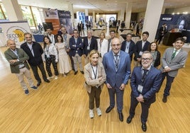 En primer término, y rodeados por suscompañeros de Junta, Fe García, presidenta del comité organizador del congreso y jefa de Servicio en Valdecilla; José Luis Cebrián, presidente de Secomcyc, y Fernando Almeida, responsable del comité científico del congreso.