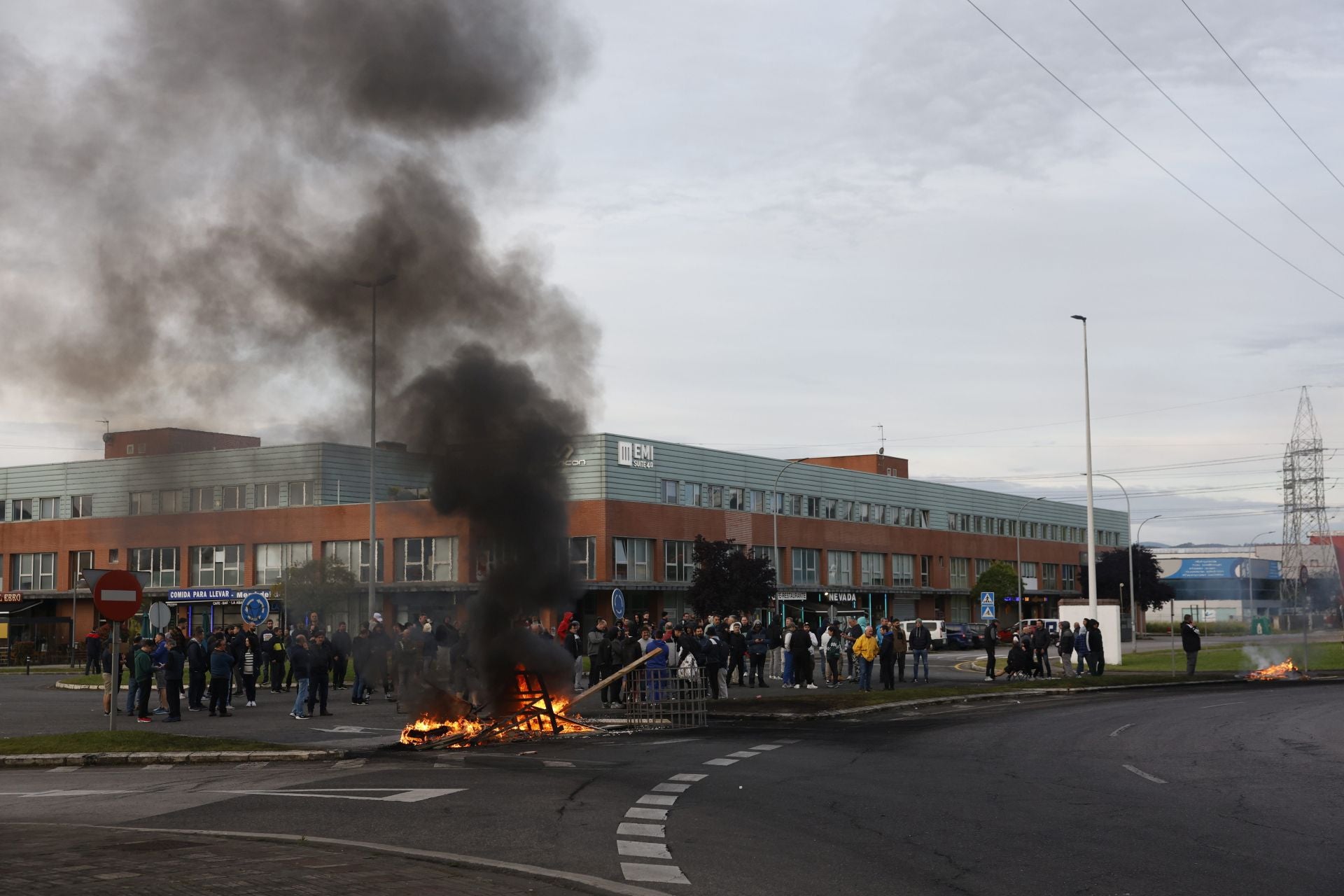Humareda de las fogatas en la rotonda de entrada al polígono.