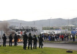 La Policía Nacional vigila el piquete del polígono de Guarnizo.