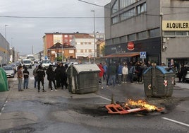 Una valla arde junto a unos contenedores en el polígono de Candina