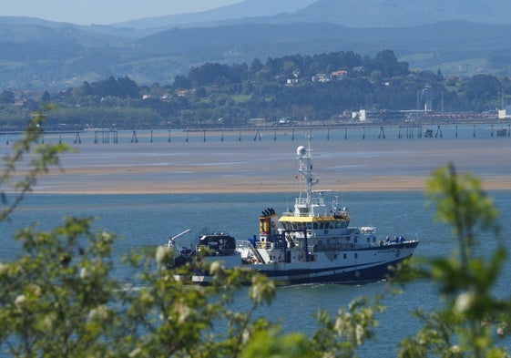 Un barco entra en la Bahía de Santander.