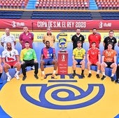 Los capitanes y entrenadores de los ochos equipos posan con el trofeo.