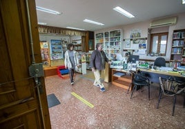 Asun Arabaolaza, que dirigió la biblioteca, con la vicepresidenta de la asociación de vecinos, Virginia Pérez, recogiendo tras el cierre del espacio.