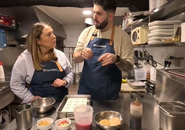 Así se hace el bombón de foie y almendra de La Yerbita