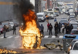 Imágenes de las barricadas en Guarnizo y Santander en la segunda jornada de la huelga del metal.