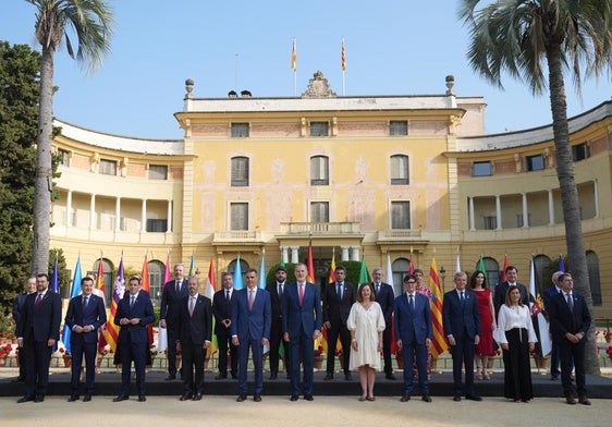 Pedro Sänchez junto al Rey, en el posado de la Conferencia de Presidentes .