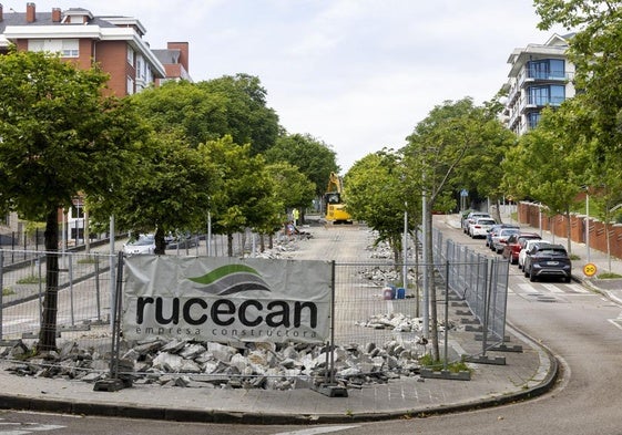 La avenida Doctor Diego Madrazo, ayer, ya vallada, tras el inicio de los trabajos para crear un bosque urbano en la zona.