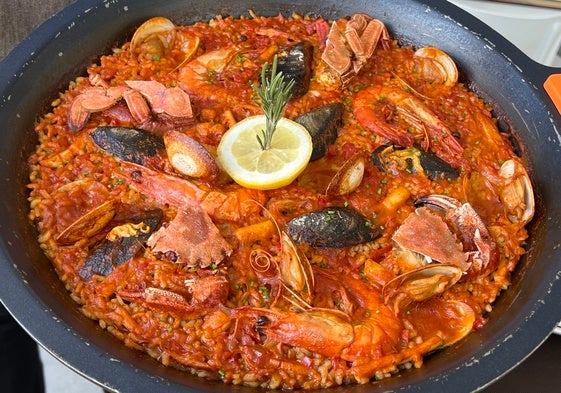 Abundante arroz de marisco, para dos personas, con nécoras, langostinos, mejillones, almejas y calamares.