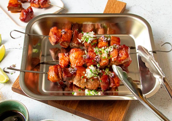 Brochetas de cerdo, para comenzar a ambientar de verano nuestras mesas.