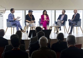 Manolo Molina, Jesús Sánchez, Edurne Vidal, Borja Baselga y Juan Antonio González durante la primera mesa redonda.