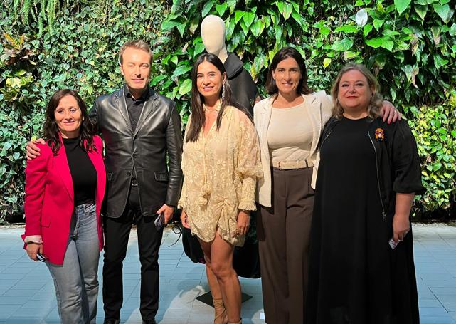 Silvia de la Lastra, directora de Centros Cívicos; Jesús Mazón, coordinador expositivo de Tabacalera; la diseñadora Odette Álvarez; Gema Igual, alcaldesa de Santander; y Lorena Gutiérrez, concejala de Barrios, durante la inauguración de la exposición 'Infinita'.
