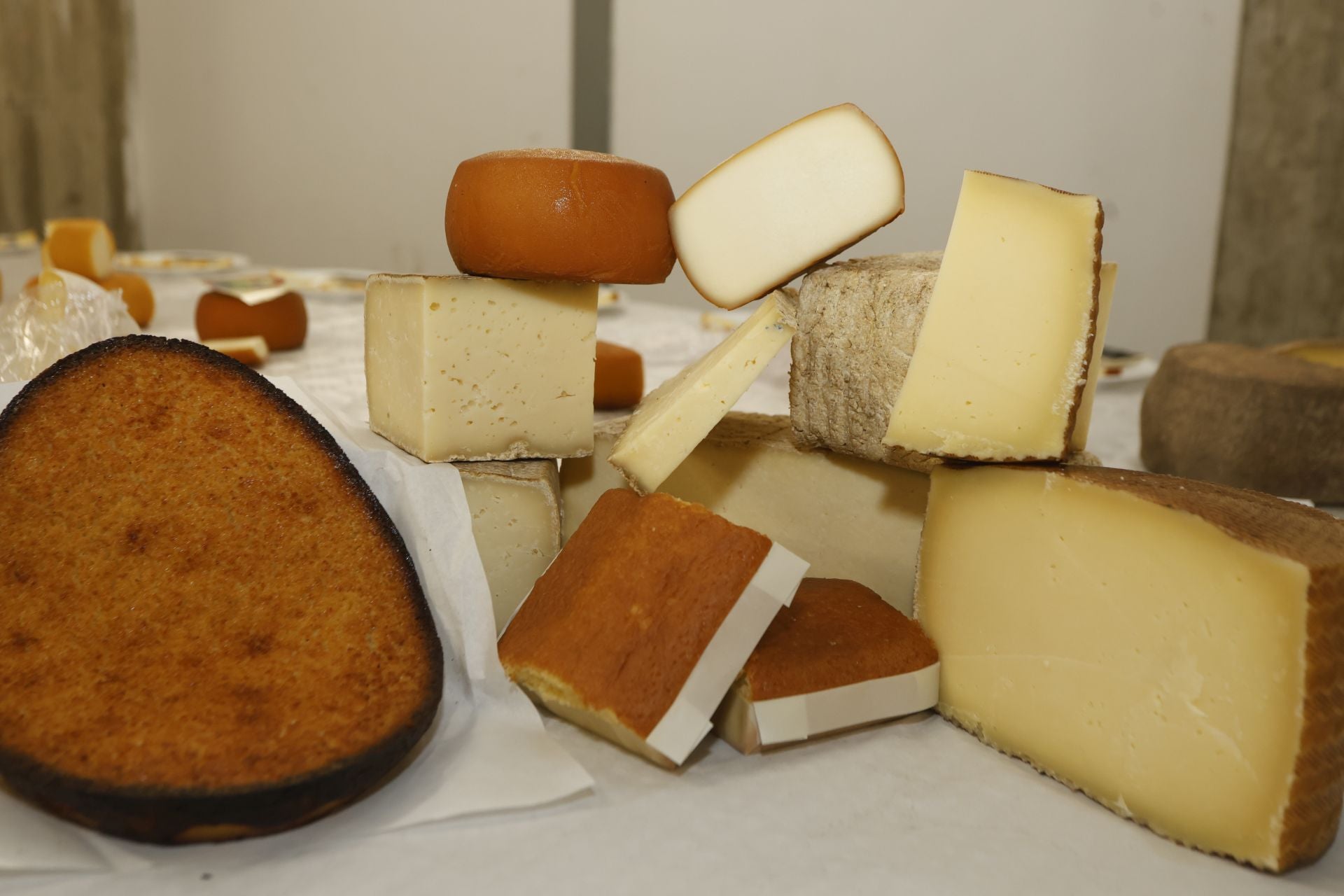 Bodegón con quesos, sobaos y quesadas participantes