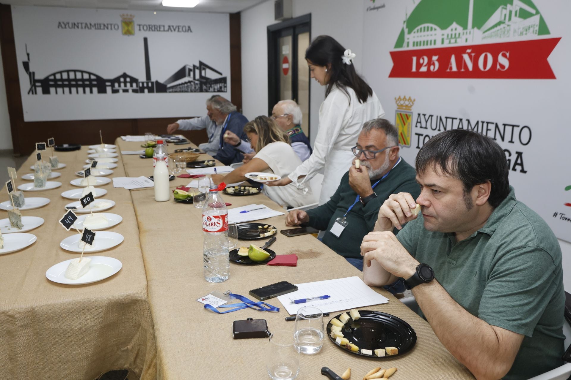 En primer plano, Iñigo Sanz, profesor de la Escuela de Hostelería de Leioa.