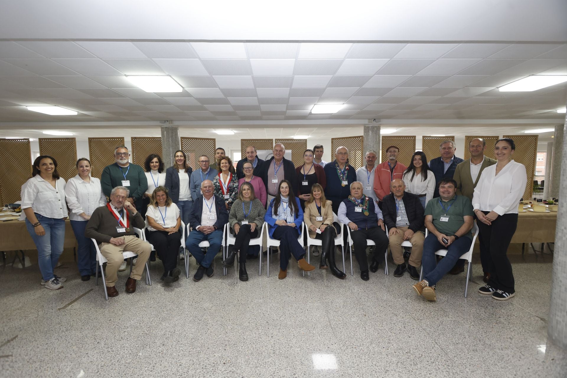 Foto de familia con organizadores y miembros del jurado.
