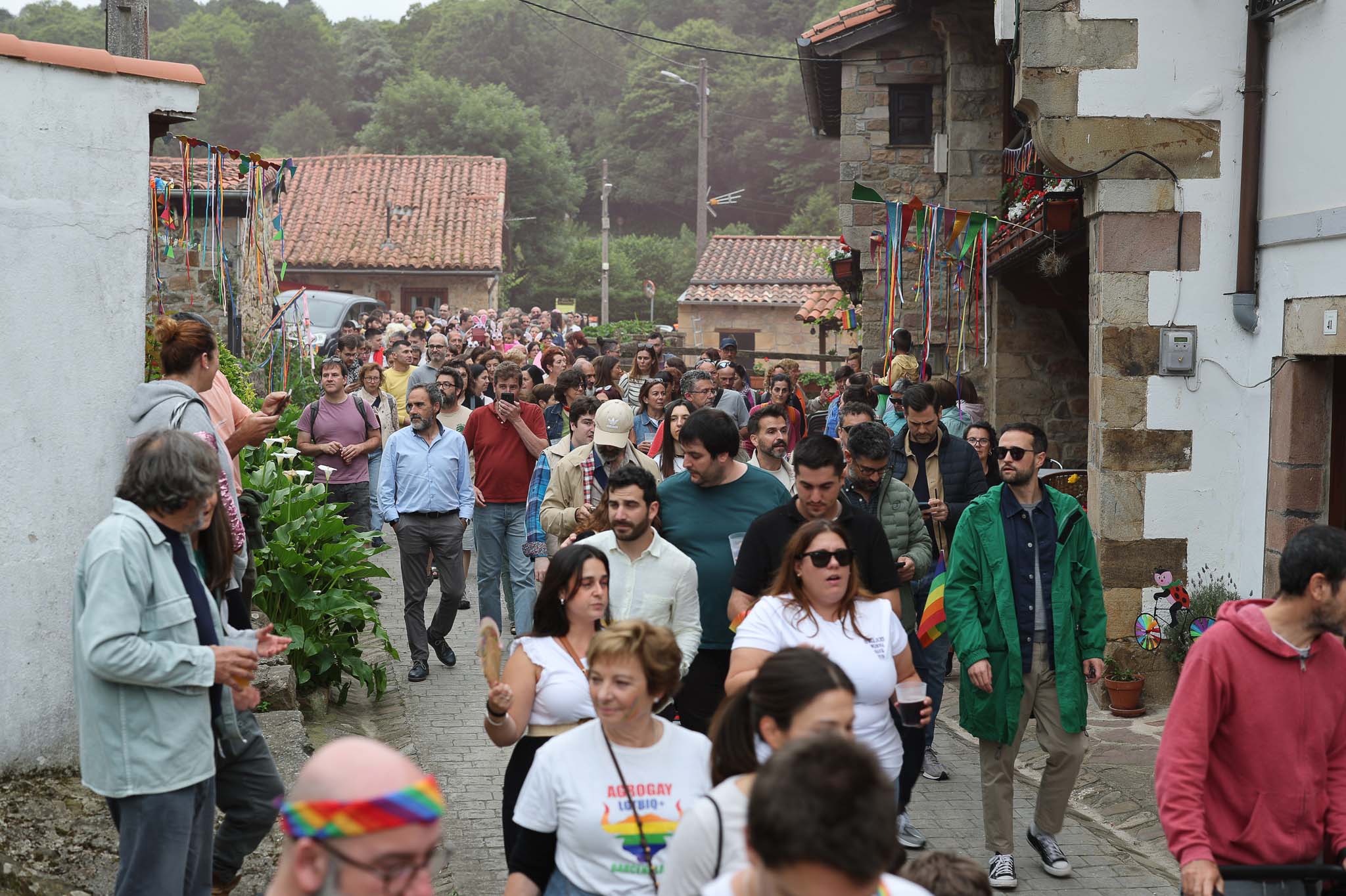El público tras las carrozas. Hubo mucho público familiar, es decir, que los padres y las madres llevaron a sus hijos, porque lo de hoy también iba de concienciar.