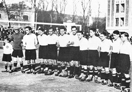 Botas, a la izquierda, con el Racing en el viejo San Mamés.