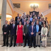 Foto de familia con la presencia, entre otras autoridades, de Gema Igual, Juan Ortega, José Luis Sanz, José María Garzón y Antonio Miura, en la presentación de la Feria de Santiago en Sevilla.
