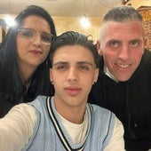 Autorretrato hecho por Izan con sus padres, Félix y Sonia, facilitado por la familia.