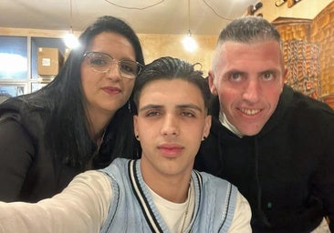 Autorretrato hecho por Izan con sus padres, Félix y Sonia, facilitado por la familia.