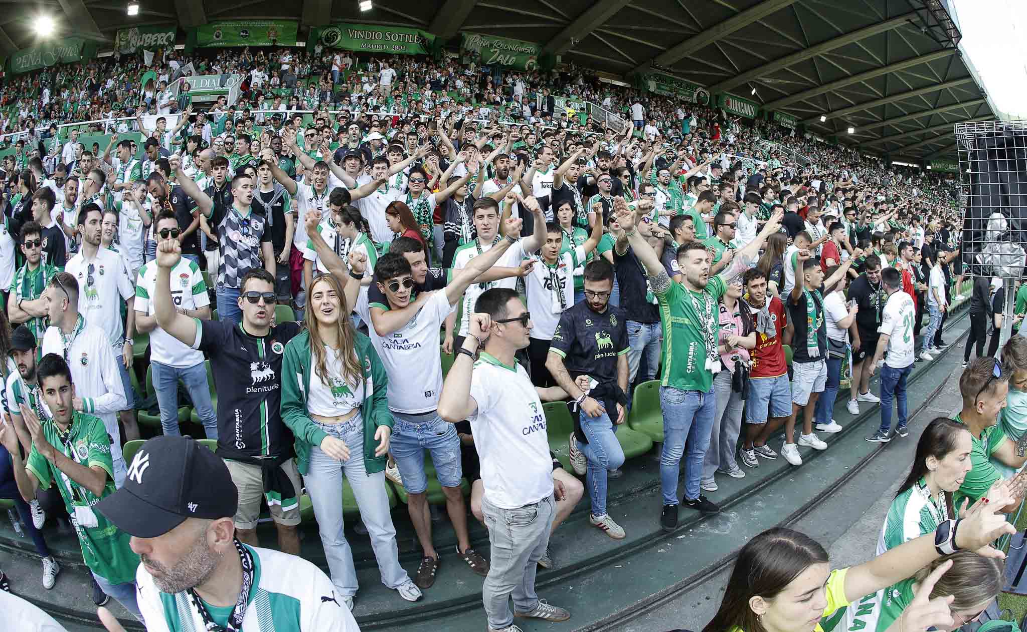 Interior del estadio a pocos minutos para el inicio del partido.