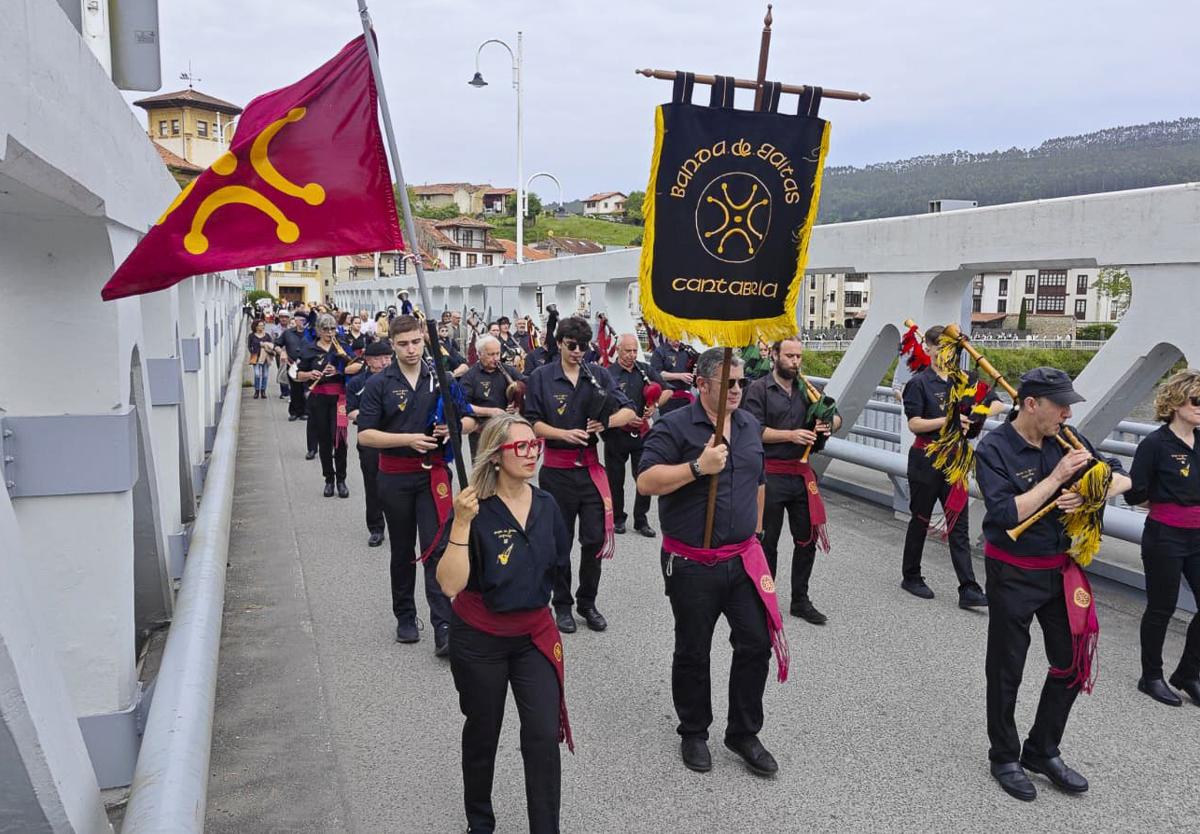 La Banda de Gaitas Cantabria, sobre el puente, a su regreso desde Bustio a Unquera durante el desfile.