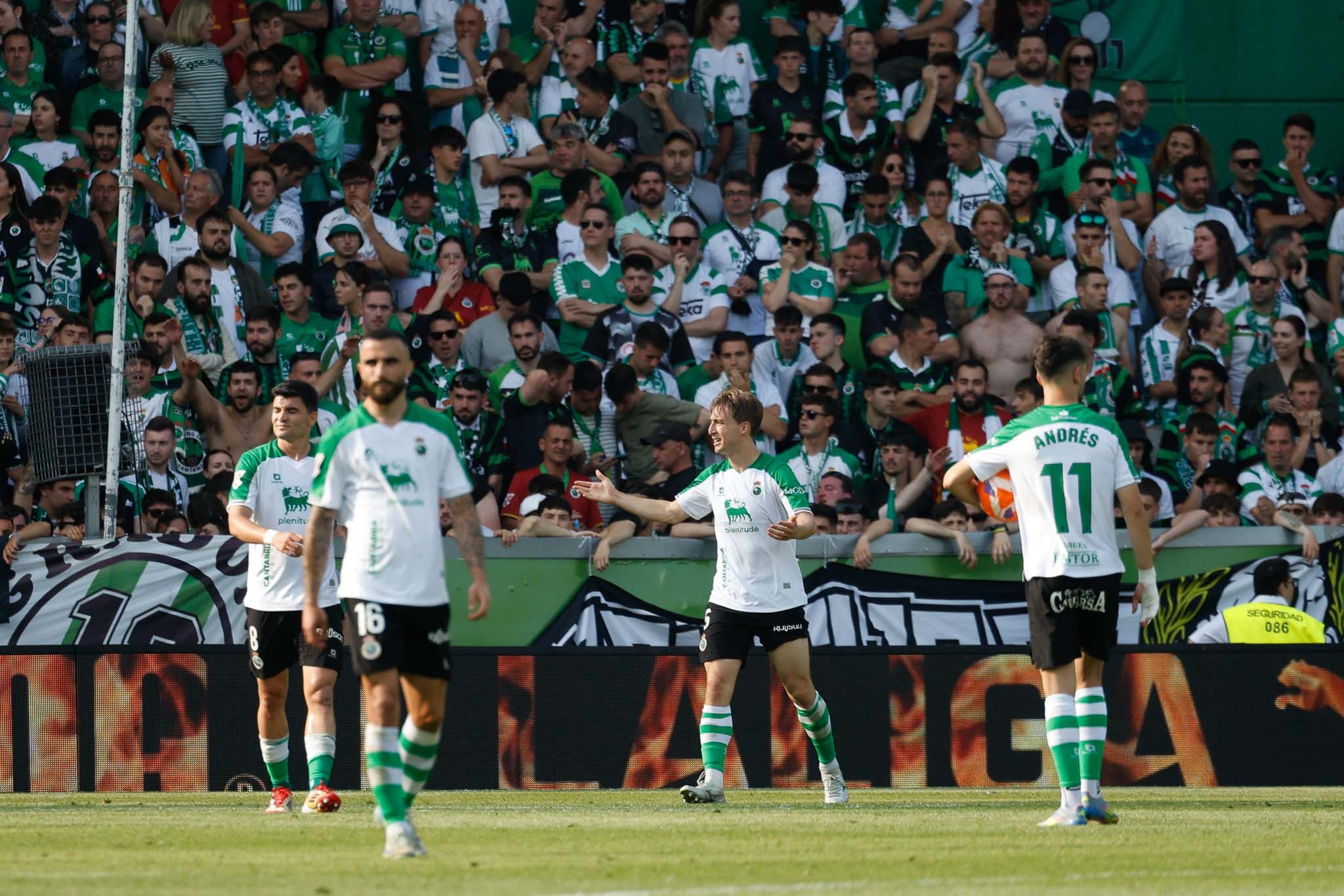 Aldasoro y Castro se lamentan, con Riber González en primer término.