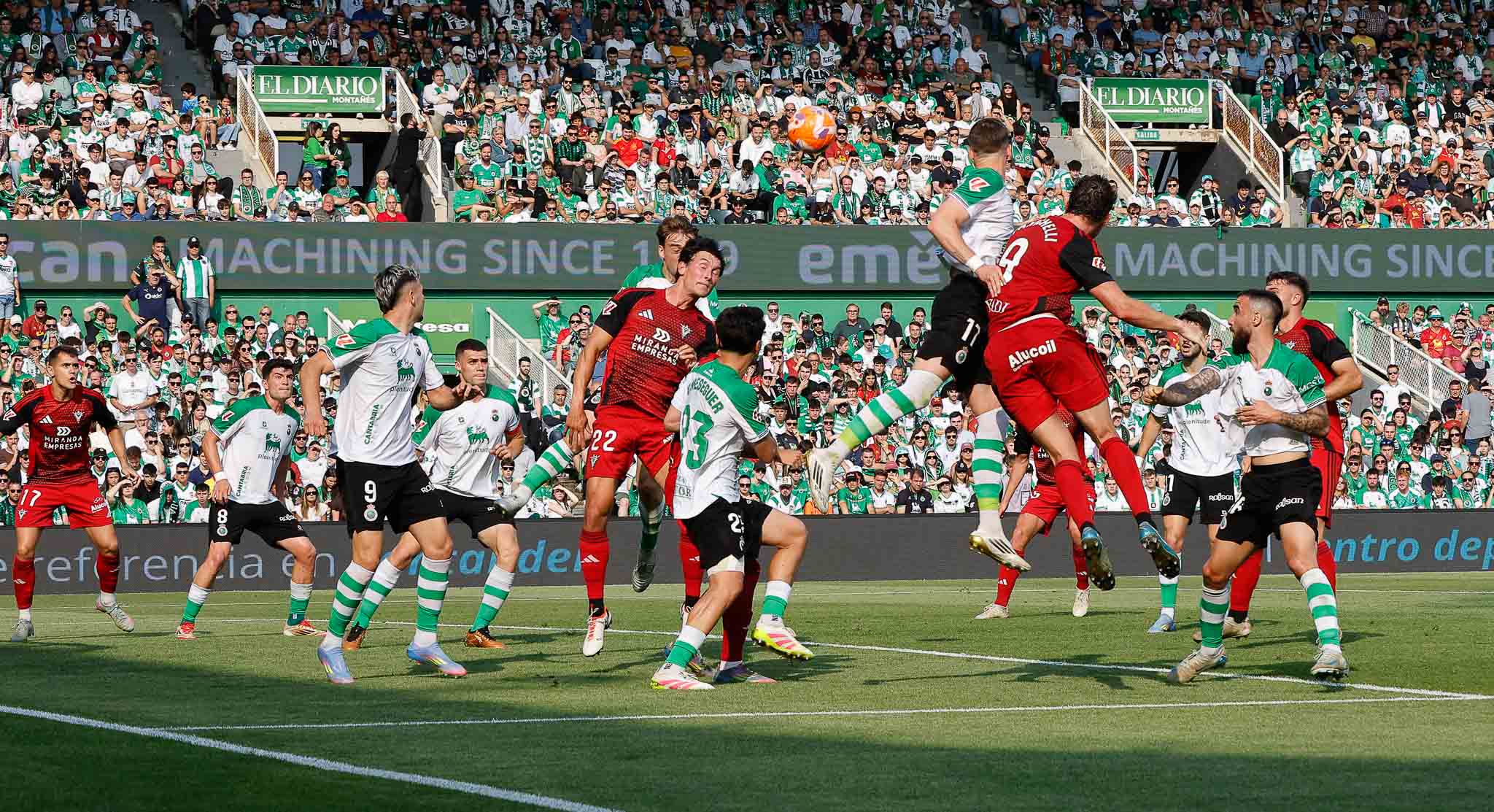 El Racing, volcado en ataque.