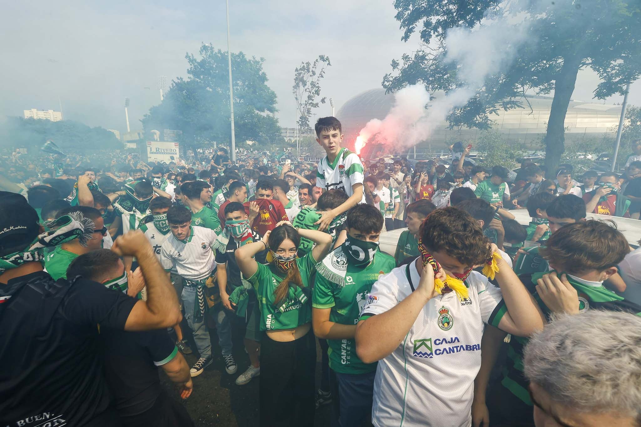 Humo, cánticos y mucha expectación en los minutos previos.