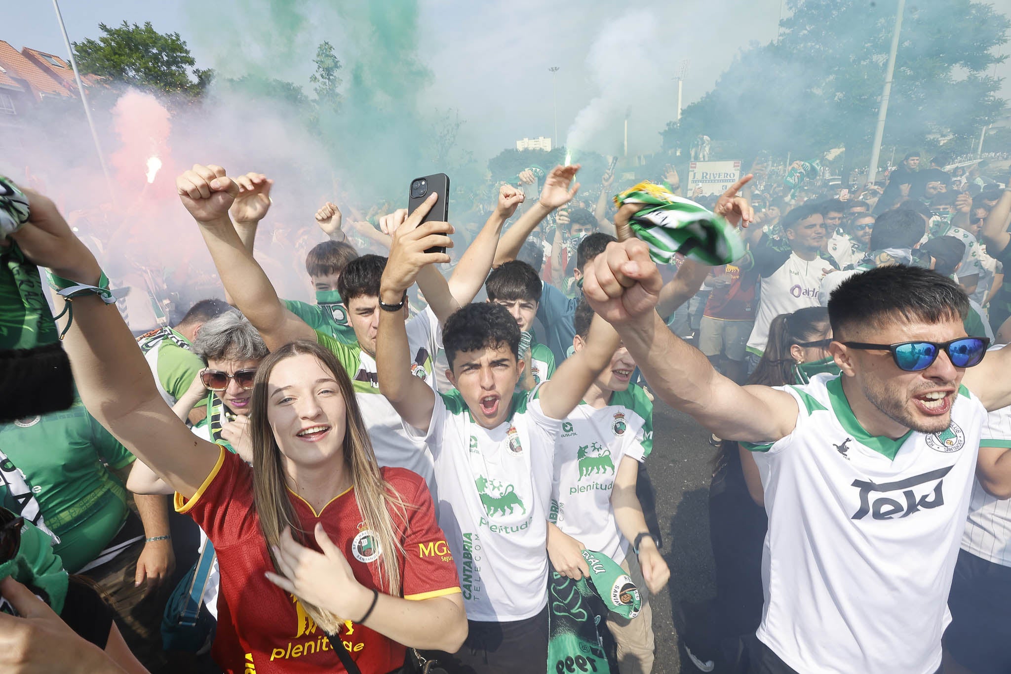 Camisetas y alegría en una previa mágica.
