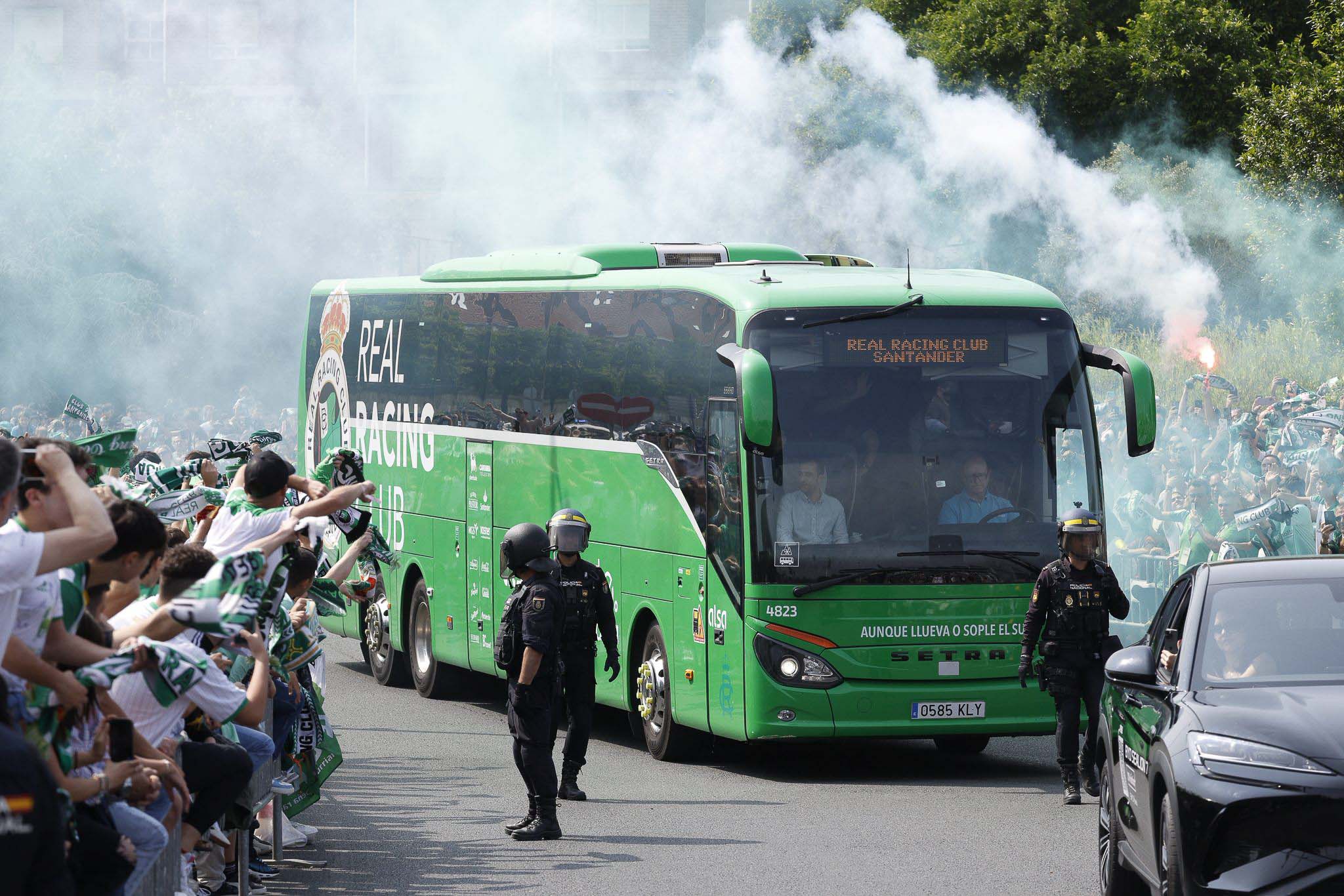El autobús del equipo avanza hacia el Palacio de los Deportes.