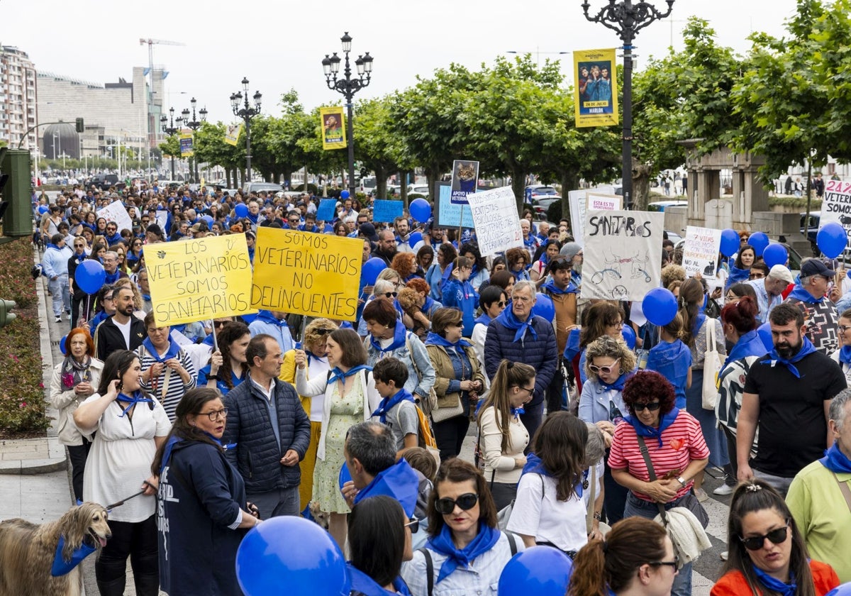 Momento de la manifestación, en el Paseo Pereda de Santander.