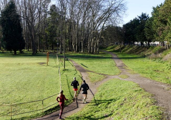 Vecinos practican deporte en el parque de Las Tablas (El Patatal), que será objeto de una restauración este año.