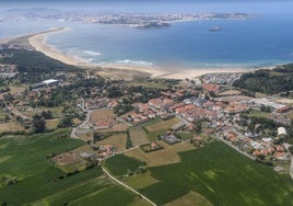 Panorámica aérea de la bahía con el desarrollo urbanístico de Ribamontán al Mar en primer término.