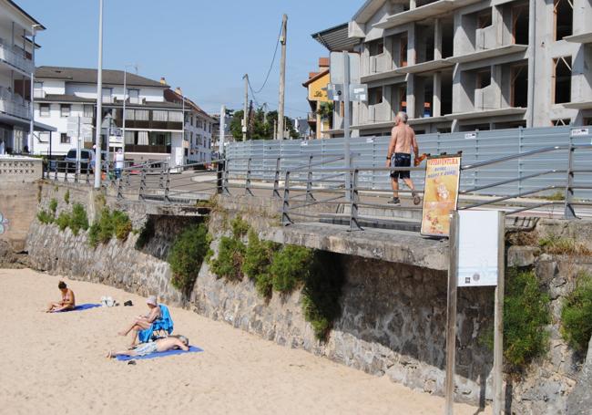 Dos de los tres voladizos sobre la playa de Los Barcos que se van a retirar por su mal estado.