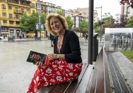 La periodista y escritora Berna González Harbour, con su nuevo libro, en Santander.
